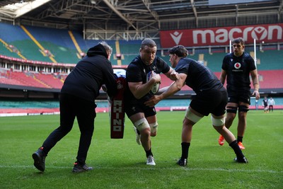 030325 - Wales Rugby Training at the Principality Stadium at the start of the week leading up to their 6 Nations game against Scotland - Will Rowlands during training