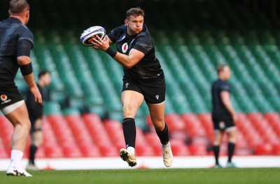 030325 - Wales Rugby Training at the Principality Stadium at the start of the week leading up to their 6 Nations game against Scotland - Elliot Dee during training