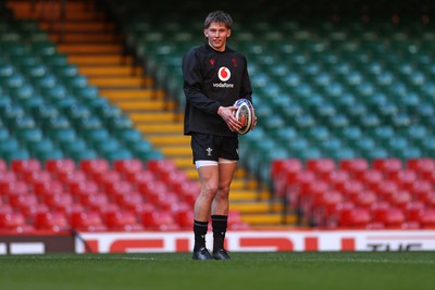 030325 - Wales Rugby Training at the Principality Stadium at the start of the week leading up to their 6 Nations game against Scotland - Ellis Mee during training