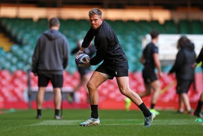 030325 - Wales Rugby Training at the Principality Stadium at the start of the week leading up to their 6 Nations game against Scotland - Gareth Anscombe during training