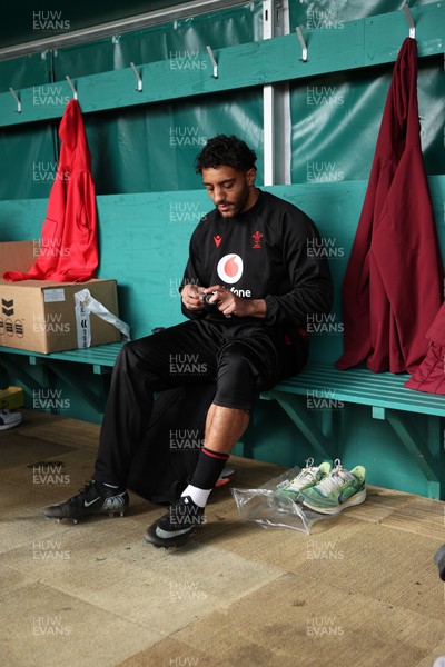 030326 - Wales Rugby Training ahead of their 6 Nations game against Ireland this week - Gabriel Hamer-Webb during training