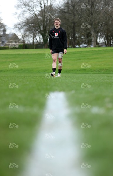 030326 - Wales Rugby Training ahead of their 6 Nations game against Ireland this week - Ellis Mee during training