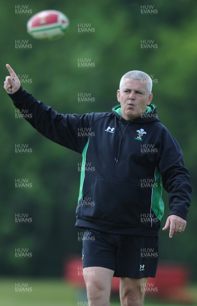 03.06.10 - Wales Rugby Training - Wales head coach Warren Gatland makes a point during training. 