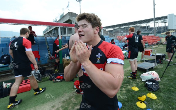 030613 - Wales Rugby Training -Harry Robinson puts sun cream on during training