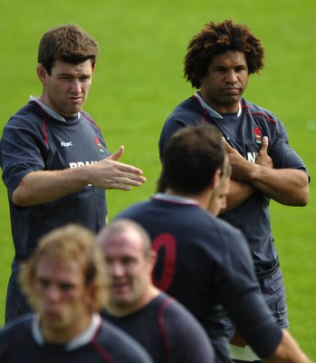 03.08.07 - Wales Rugby Training - Michael Owen(L) makes a point as Colin Charvis looks on during training 