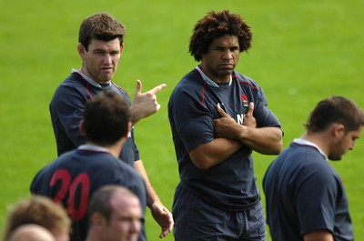 03.08.07 - Wales Rugby Training - Michael Owen(L) makes a point as Colin Charvis looks on during training 