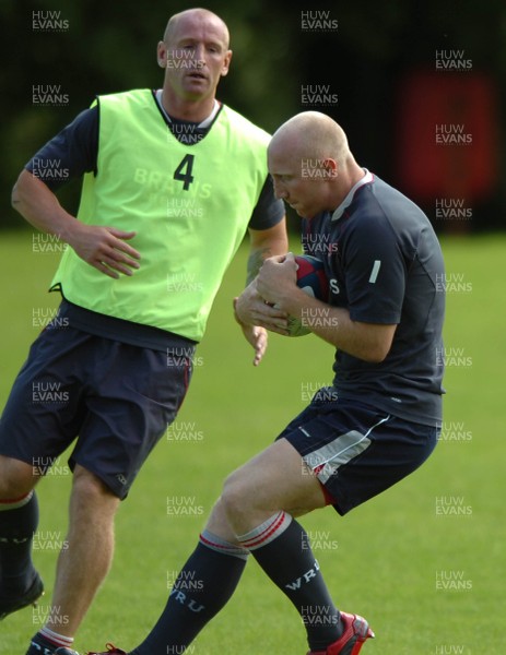03.08.07 - Wales Rugby Training - Tom Shanklin is supported by Gareth Thomas(L) during training 