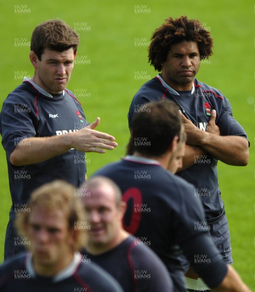 03.08.07 - Wales Rugby Training - Michael Owen(L) makes a point as Colin Charvis looks on during training 