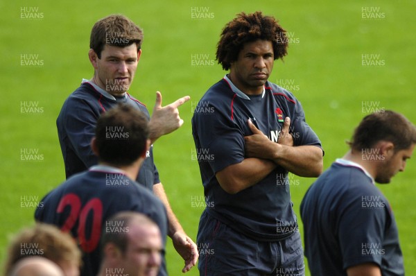03.08.07 - Wales Rugby Training - Michael Owen(L) makes a point as Colin Charvis looks on during training 