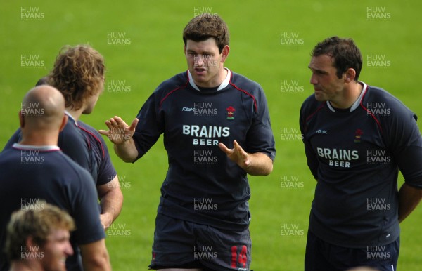 03.08.07 - Wales Rugby Training - Michael Owen(L) makes a point during training 