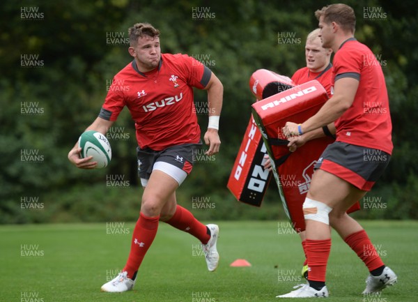 030919 - Wales Rugby Training - Elliot Dee during training