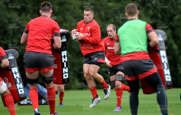 030919 - Wales Rugby Training - Jonathan Davies during training
