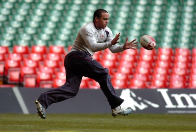 03.11.06 - Wales Rugby Training - Gavin Thomas takes a pass 