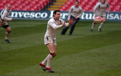 03.11.06 - Wales Rugby Training - Stephen Jones takes a pass 