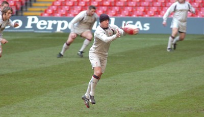 03.11.06 - Wales Rugby Training - Shane Williams takes pass 