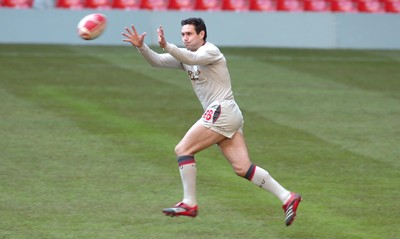 03.11.06 - Wales Rugby Training - Stephen Jones takes a pass 