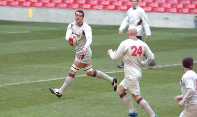 03.11.06 - Wales Rugby Training - Jonathan Thomas offloads 