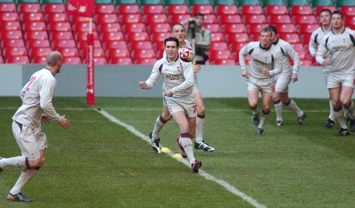 03.11.06 - Wales Rugby Training - Stephen Jones offloads 