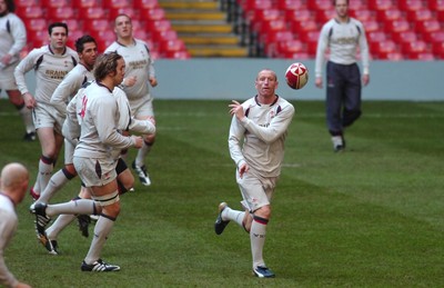 03.11.06 - Wales Rugby Training - Gareth Thomas offloads 