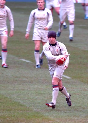 03.11.06 - Wales Rugby Training - Shane Williams offloads 