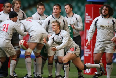 03.11.06...Wales Rugby Training, Millennium Stadium Wales Dwayne Peel feeds the ball out 