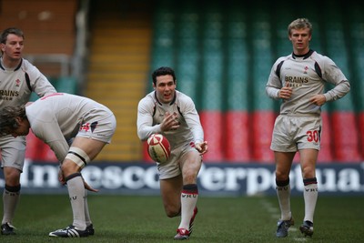 03.11.06...Wales Rugby Training, Millennium Stadium Wales Stephen Jones feeds the ball out as Dwayne Peel looks on 