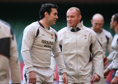 03.11.06...Wales Rugby Training, Millennium Stadium Wales Stephen Jones and Martyn Williams during training 