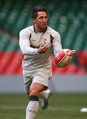03.11.06...Wales Rugby Training, Millennium Stadium Wales gavin henson feeds the ball out during training 