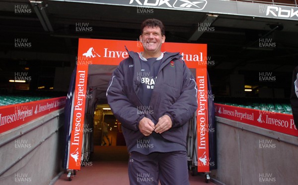 03.11.06 - Wales Rugby Training - Wales Coach, Gareth Jenkins arrives for training 