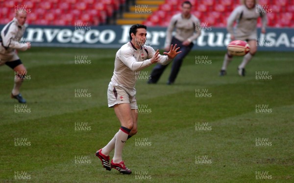 03.11.06 - Wales Rugby Training - Stephen Jones takes a pass 
