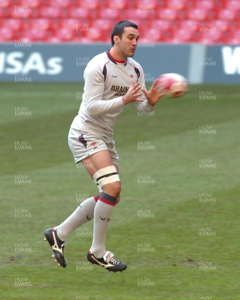 03.11.06 - Wales Rugby Training - Jonathan Thomas takes pass 