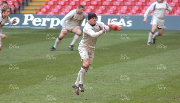 03.11.06 - Wales Rugby Training - Shane Williams takes pass 