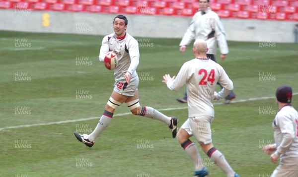 03.11.06 - Wales Rugby Training - Jonathan Thomas offloads 