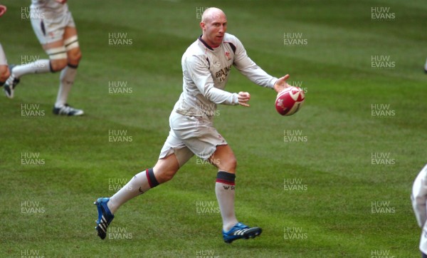 03.11.06 - Wales Rugby Training - Tom Shanklin offloads 