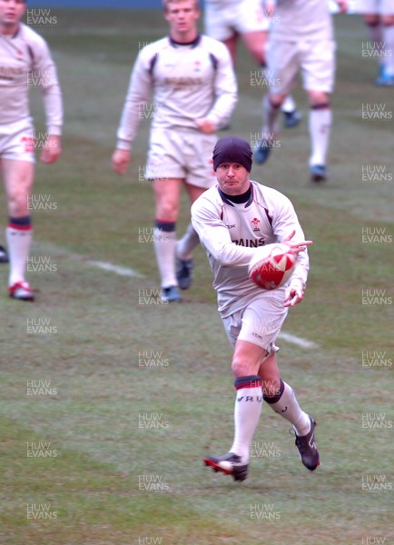 03.11.06 - Wales Rugby Training - Shane Williams offloads 