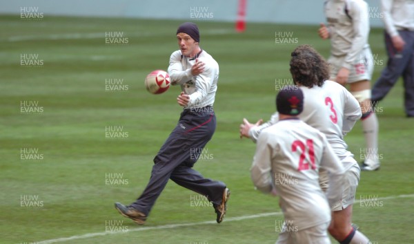03.11.06 - Wales Rugby Training - Kevin Morgan offloads 