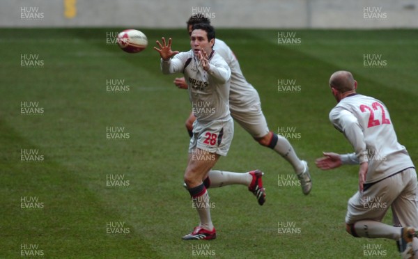 03.11.06 - Wales Rugby Training - Stephen Jones takes a pass 