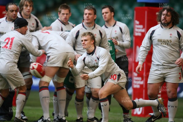 03.11.06...Wales Rugby Training, Millennium Stadium Wales Dwayne Peel feeds the ball out 