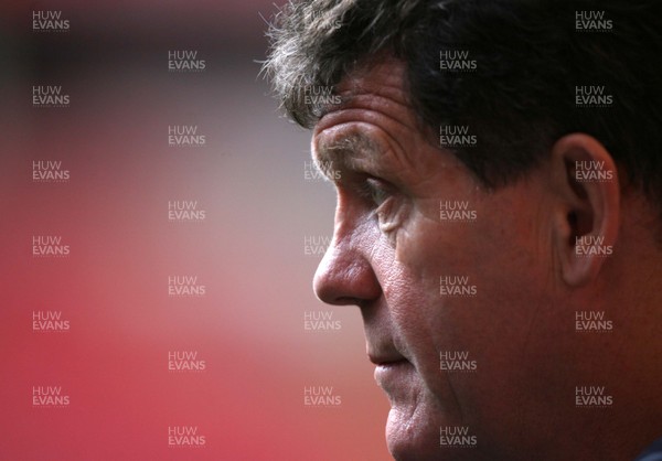 03.11.06...Wales Rugby Training, Millennium Stadium Wales coach Gareth Jenkins watches the training session 