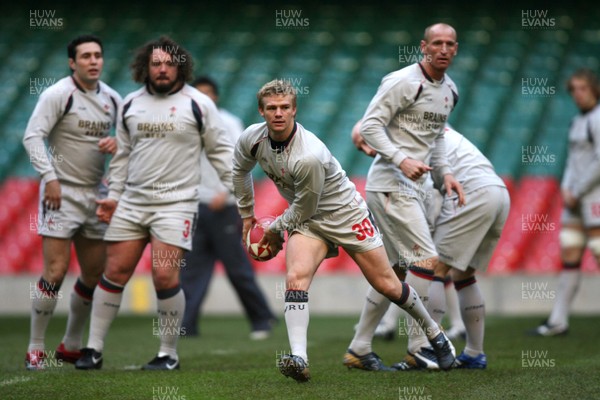 03.11.06...Wales Rugby Training, Millennium Stadium Wales coach Dwayne Peel feeds the ball out 