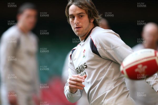 03.11.06...Wales Rugby Training, Millennium Stadium Wales' Ryan Jones feeds the ball out 