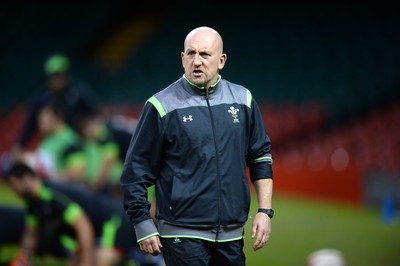 031114 - Wales Rugby Training -Shaun Edwards during training