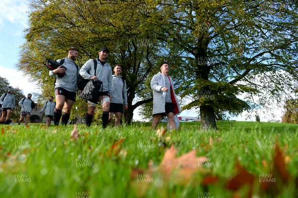 031122 - Wales Rugby Training - Rhodri Jones, Dan Lydiate, Tomos Williams and Josh Adams during training