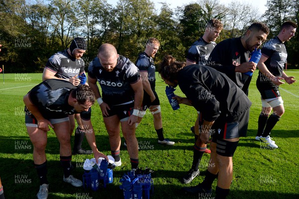 031122 - Wales Rugby Training - Players take a drink during training