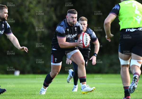 031122 - Wales Rugby Training - Gareth Thomas during training