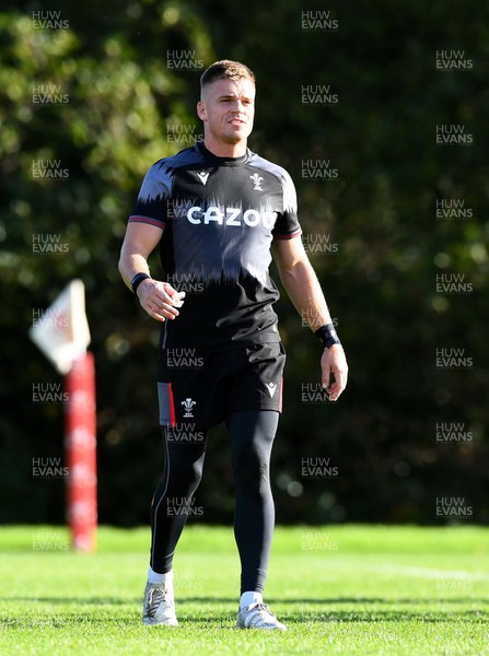 031122 - Wales Rugby Training - Garth Anscombe during training