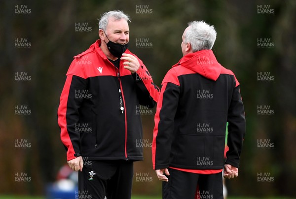 031220 - Wales Rugby Training - Wayne Pivac and Paul Stridgeon during training
