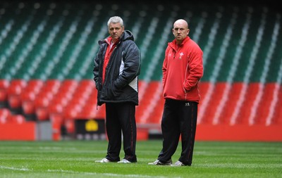 04.02.09 - Wales Rugby Training - Wales Head coach Warren Gatland  and defence coach Shaun Edwards at a training session ahead of their sides Six Nations match against Scotland 