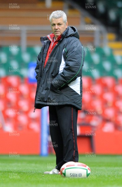 04.02.09 - Wales Rugby Training - Wales Head coach Warren Gatland at a training session ahead of his sides Six Nations match against Scotland 