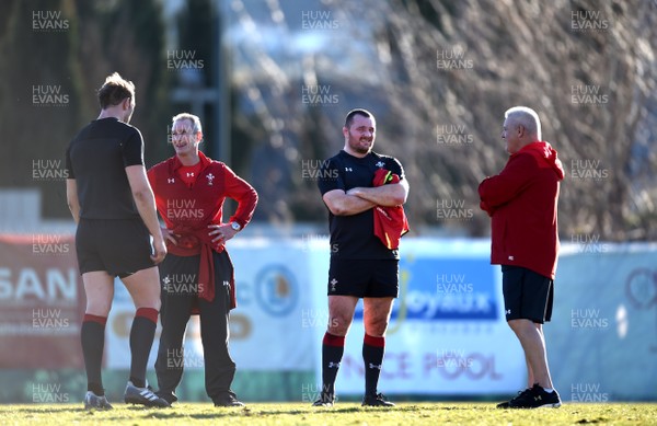 040219 - Wales Rugby Training - Alun Wyn Jones, Rob Howley, Ken Owens and Warren Gatland during training